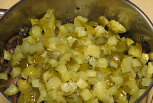 порция приготовленного грибного салата с добавлением соленых огурчиков